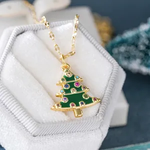Colgante de árbol de navidad chapado en oro con piedras de circonita coloridas y esmalte verde.