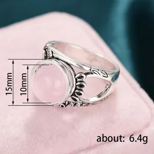 Anillo de plata vintage con piedra de resina rosa, banda tallada, joyería elegante y fina.