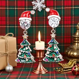 Pendientes colgantes de árbol de Navidad y gorro de Papá Noel con piedras brillantes.