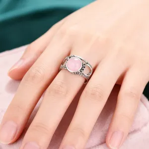 Vista de detalle en primer plano del anillo plateado retro con incrustación de resina rosa.