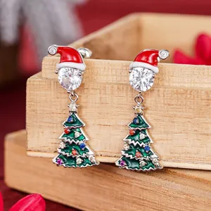 Vista detallada pendientes árbol navidad con gorro papá noel y cristales coloridos festivos.
