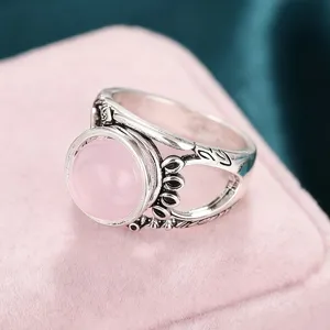 Anillo de plata estilo vintage con piedra de resina rosa redonda para mujer, detalle.