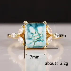 Vista detallada del anillo vintage bañado en oro con piedra rectangular y circonita.