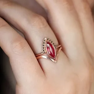 Exquisites Roségold Markise roter Edelstein Doppelring Set, vintage Detailansicht.