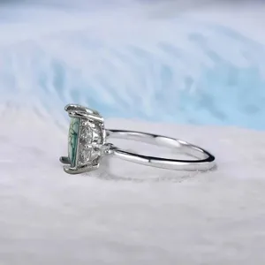 Anillo de mujer de estilo vintage elegante con piedra rectangular y circones brillantes.