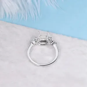 Vista detallada en primer plano de la montura de anillo de plata con circonitas.