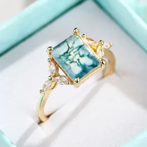 Anillo chapado en oro elegante con piedra rectangular y circonitas cubicas brillantes.