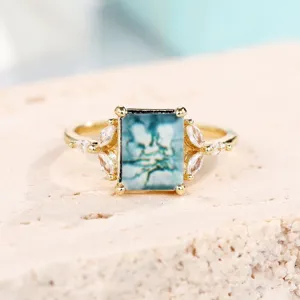 Detalle del anillo vintage chapado en oro con gema rectangular y circonitas marquise.