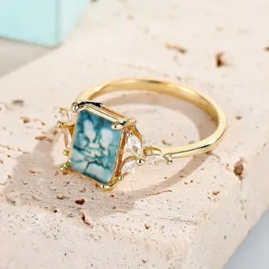 Anillo chapado en oro con una piedra de mármol verde y circonitas cúbicas brillantes.