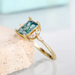 Precioso anillo retro chapado en oro con hermosa ágata musgosa rectangular y zircones.