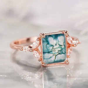 Anillo elegante de oro rosa con ágata musgo y circonitas cúbicas brillantes para mujer.