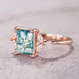 Exquisito anillo de oro rosa con ágata musgosa y circonitas brillantes en detalle.