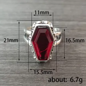 Anillo vintage punk de ataud con gema roja, joya de metal plateado de estilo gotico.