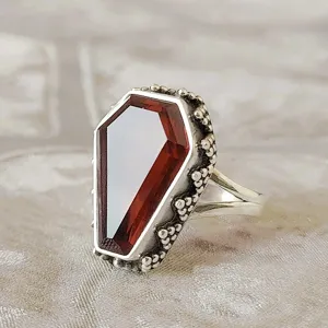 Anillo Forma de Ataúd de Cobre Strass Retro Punk Gótico Vintage Corte Geométrico Chapado en Platino Anello de Banda Cristal Rojo para Fiesta Mujer Joyería