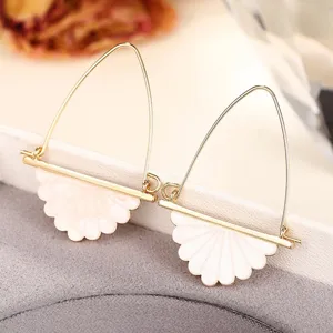 Eleganti orecchini in resina a ventaglio con gancio in filo d'oro e delicato design geometrico fine.