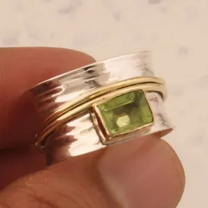 Anillo giratorio ancho con piedra preciosa verde y detalles dorados estilo bohemio