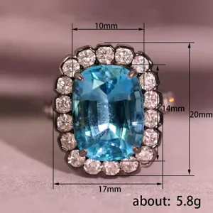 Vista detallada del anillo de circonita azul chapado en oro negro gótico con medidas.