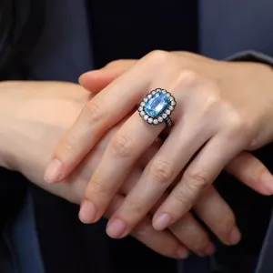 Anillo circonita aguamarina oro negro cobrizo estilo gótico detalle en la mano.