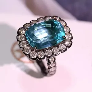 Primer plano detallado del anillo halo gótico chapado en negro con circonita azul.