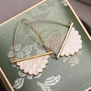 Squisiti orecchini a ventaglio in resina, eleganti orecchini pendenti da donna dettaglio.