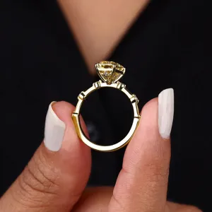 Primer plano detallado del brillante anillo de circonita amarilla con engaste de cuatro garras.