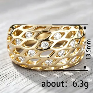 Nahaufnahme des breiten goldenen Netzrings mit funkelnden Zirkoniasteinen und feinem Muster.