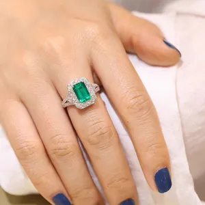 Elegante anello con gemma verde taglio smeraldo e alone luminoso da donna regalo ideale