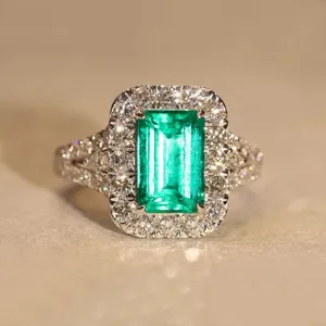Anello con pietra verde taglio smeraldo e pavé vista ravvicinata dettagliata del gioiello