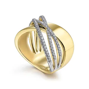 Vista detallada del anillo cruzado geométrico bicolor de moda con piedras brillantes y elegantes.