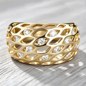 Nahaufnahme eines breiten goldenen Netzrings mit versetzten funkelnden Zirkoniasteinen.