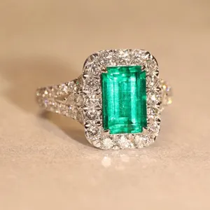 Dettaglio dell'anello vintage taglio smeraldo con alone di zirconi scintillanti.