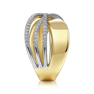 Impresionante anillo geométrico cruzado bicolor con brillantes piedras de circonita.