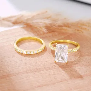 Impresionante juego de dos anillos geométricos con corte esmeralda, joyería de compromiso.