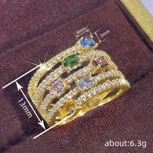 Anillo multicapa de color dorado con cristales de colores, diseño elegante para mujeres.