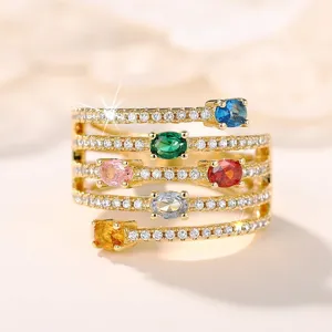Exquisito anillo dorado multicapa para mujer con circones coloridos y piedras brillantes.