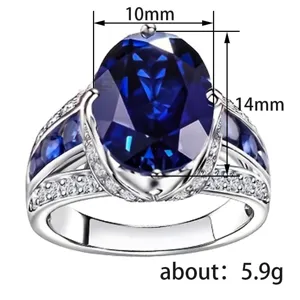 Detalle en primer plano del elegante anillo de zafiro azul con brillantes piedras pavé.