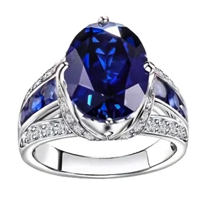 Detalle exquisito de anillo de zafiro sintético ovalado con circonitas brillantes.