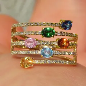 Vista detallada de un anillo envolvente multicapa con gemas coloridas y piedras brillantes.