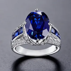 Detalle elegante de anillo con piedra zafiro simulada grande y hermosos detalles de pavé.