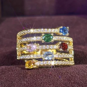Exquisito anillo multicapa chapado en oro con gemas coloridas y circonitas brillantes.