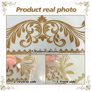 Foto real detallada de adhesivo de cenefa de pared floral dorada vintage para decoración.