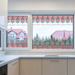 Primer plano de pegatina floral colorida para ventana con intrincados patrones de flores para hogar.
