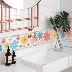 Adhesivo de pared con cenefa floral de colores para azulejos de baño, corte libre y fácil.