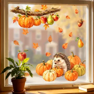 Detailaufnahme des herbstlichen Ernte-Fensteraufklebers mit niedlichem Igel und Kürbissen.