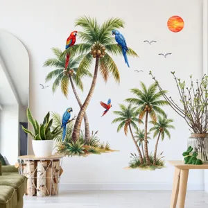Détail rapproché de l'autocollant mural palmiers tropicaux et oiseaux dans le salon.