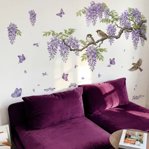 Vue détaillée de l'autocollant mural élégant de fleurs de glycine et d'oiseaux.