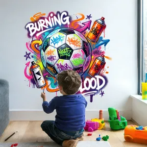 Vue détaillée de l'autocollant mural graffiti football vibrant, idéal pour la chambre d'enfant.