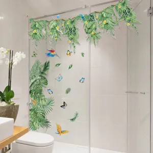 Sticker mural plantes tropicales fleurs papillons pour déco salon et salle de bain.