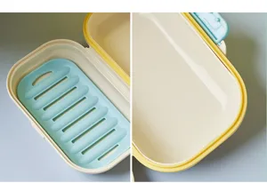 Portasapone in plastica portatile con strato di drenaggio e coperchio per il bagno.