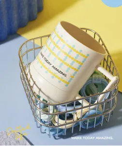 Tazza per risciacquo in plastica con motivo a griglia puntinata e manico per dormitorio.